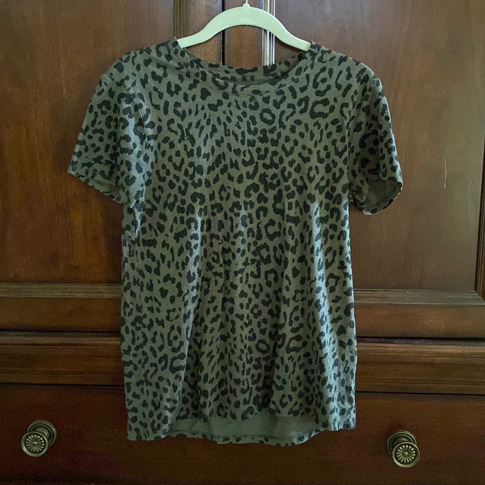 ⭐️ LIKE NEW ⭐️ Lucky Brand army green / black cheetah tee, SMALL